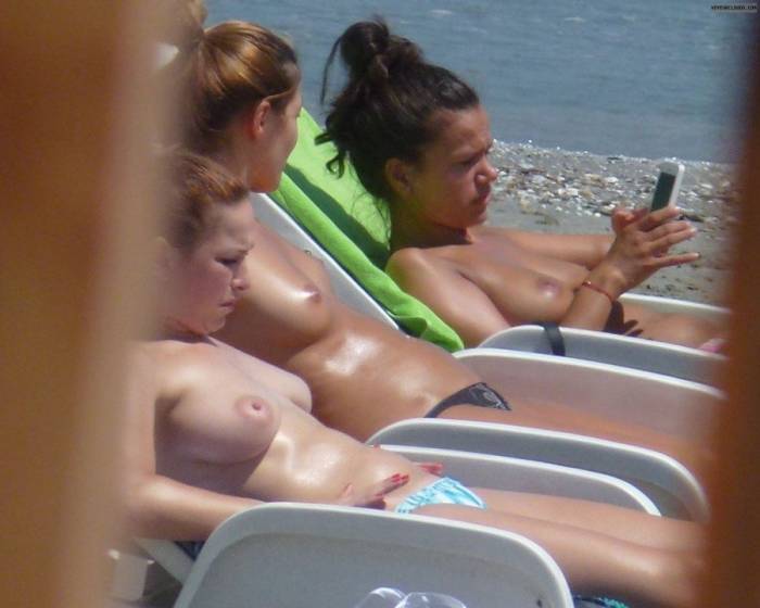 %t Fotos de flagras de mulheres peladas em praia de nudismo